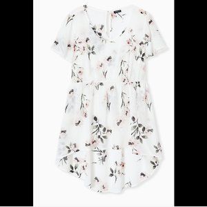 TORRID WHITE FLORAL CHIFFON SHORT FLUTTER SLEEVE HI-LO TUNIC TOP